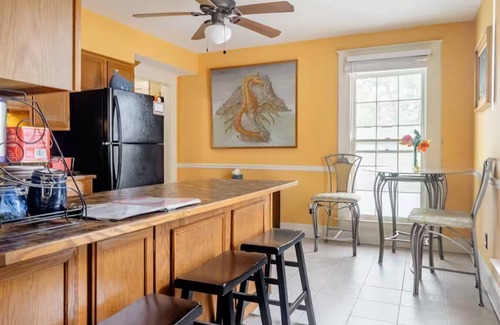 East Side Apartment | Artist's Guest Quarters in Grant Park