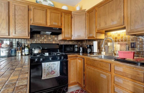 East Side Apartment | Artist's Guest Quarters in Grant Park