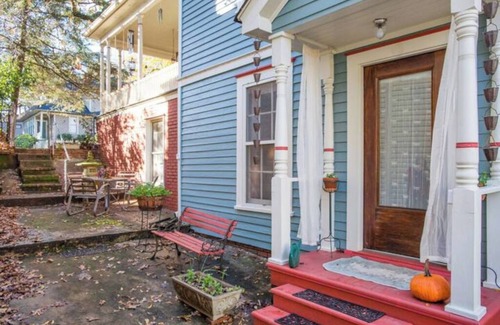 East Side Apartment | Artist's Guest Quarters in Grant Park