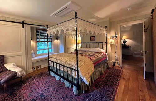 Roseland Bed & Breakfast | Artist's Historic Farmhouse + Mountain Cideries + Bed & Breakfast, Fire pit