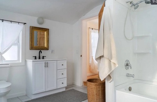 Philmont House | Artist's home near the woods - close to skiing, vineyards, High Falls, Hudson