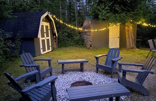 Southampton Cottage | Artist's Lakehouse - Cozy Private Cottage by Lake Huron - Sleeps up to 5 people