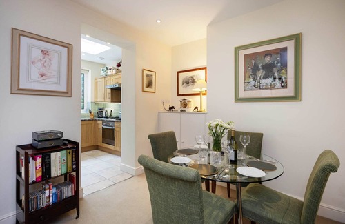 Fulham Broadway Apartment | Artist's Oasis, by Veeve