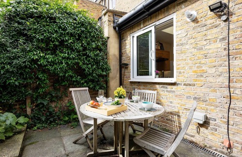 Fulham Broadway Apartment | Artist's Oasis, by Veeve