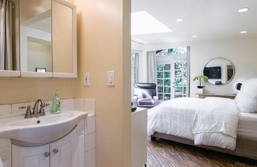 Lamanda Park House | Artist's Retreat in Secluded Pasadena Guesthouse