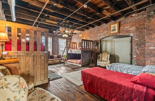 Columbus Square Hotel | Artist Warehouse Penthouse - Downtown St. Louis - Boutique Hotel Sleeps 20