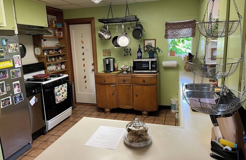 Corvallis Cottage | Artist/Writer retreat- fab breakfast!