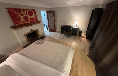 Saanich Apartment | Artistic Apartment Near Downtown