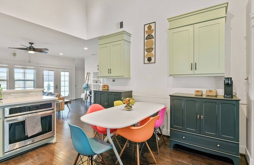 Dickinson House | Artistic & Charming 2-bedroom house on quiet lake near NASA and Galveston