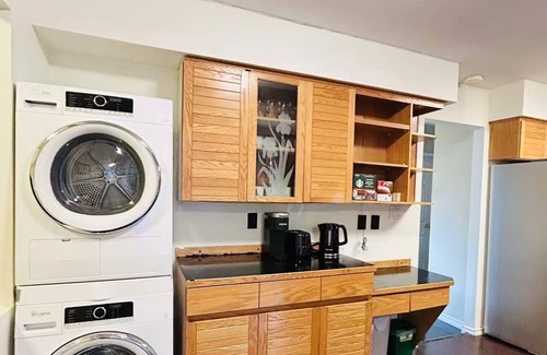 Killarney House | Artistic & Gallery inspired Room in central Vancouver
