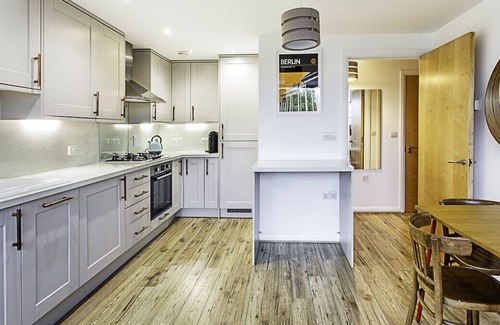 Victoria Apartment | Artistic Hackney Flat