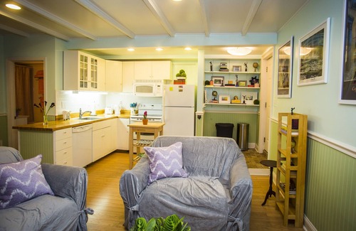 Historic Downtown Savannah Apartment | Artistic hideaway in the heart of the historic district