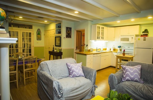 Historic Downtown Savannah Apartment | Artistic hideaway in the heart of the historic district