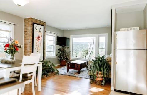 Williamstown Cottage | Artistic Nature Cottage
