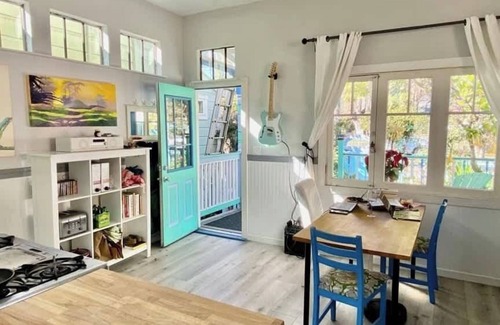 Westside Santa Cruz House | Artistic Pelican in Downtown Santa Cruz
