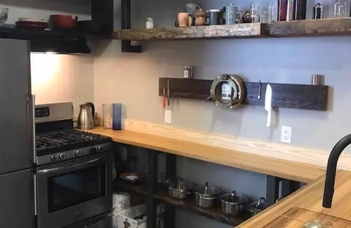 Mid-City Apartment | Artistic retreat in lively mid city!