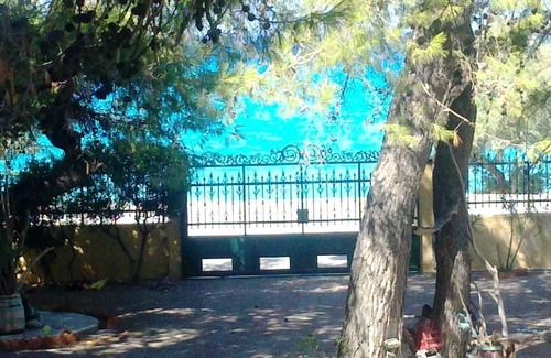 Psatha Apartment | Artistic Studio in beachfront property with large shared garden