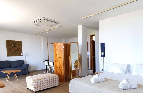 Pentakomo Apartment | Artistic Studio in Limassol, by the Sea