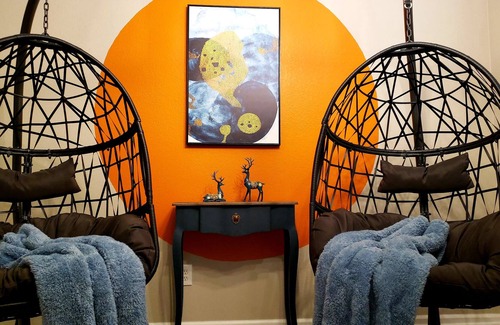 Castle Rock House | Artistic & Stylish, Top-notch & Breathtaking, 3 King Beds & 3 Living Rooms