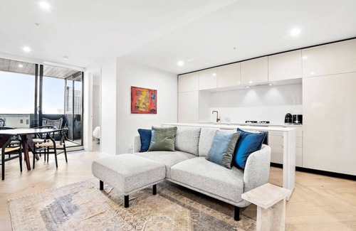 Collingwood North Apartment | Artistic Urban Getaway just off Smith Street!