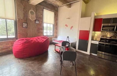 Deep Ellum Apartment | Artistico-Styled Studio Loft Sleeps 5