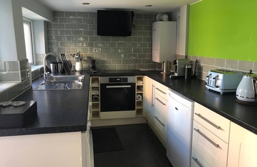 Harrogate Cottage | Artists’ Cottages, Artists’ House close HCC WIFI