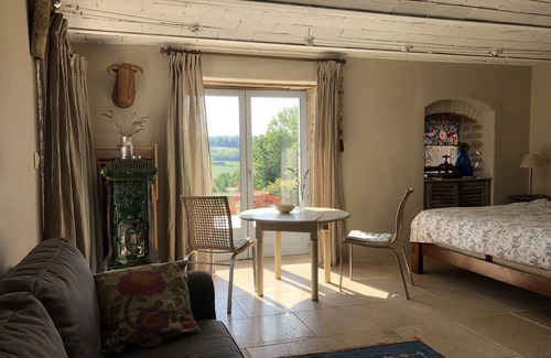 Mont-Saint-Jean Other | Artists Garden studio apartment overlooking Vineyard - Ground Floor.