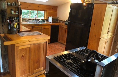 Dennis Cottage | Artists Getaway -Nestled near Scargo Lake