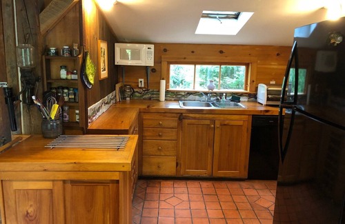 Dennis Cottage | Artists Getaway -Nestled near Scargo Lake