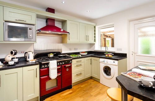 Portinscale House | ARTISTS HIDEAWAY, pet friendly, with open fire in Portinscale