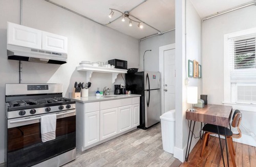 Central City Apartment | ArtMusicEntertainment+Downtown+PetsOK+Walk2Shore