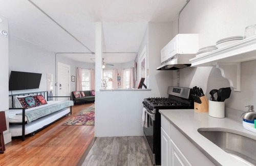 Central City Apartment | ArtMusicEntertainment+Downtown+PetsOK+Walk2Shore