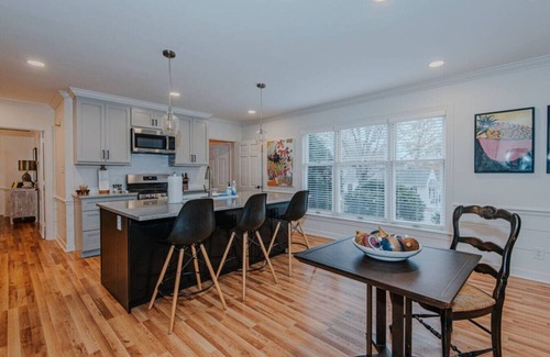 Old Irving Park Apartment | Artopia Retreat + Marys Gatehouse Superlisting
