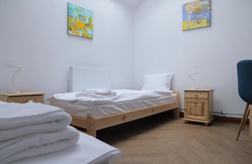 Krosno Apartment | ArtRooms Pokoje Gościnne