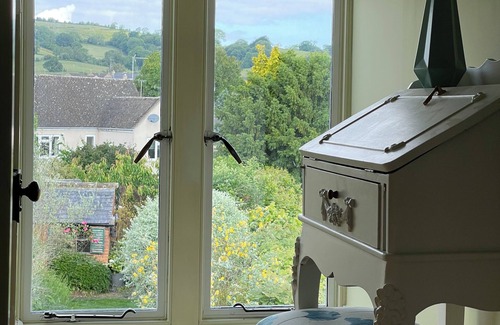 Winchcombe House | Arts and Crafts Cotswold stone house in the centre of Winchcombe