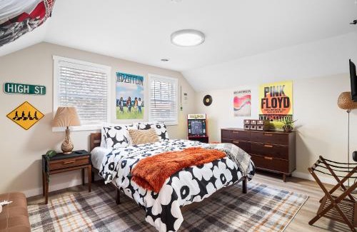 Detroit - Shoreway House | Arts District Walk to Restaurants, Bars Sleeps 8 -Tillman