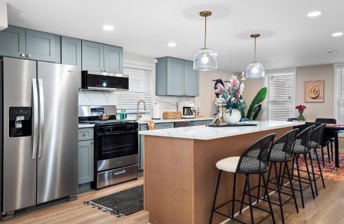 Detroit - Shoreway House | Arts District Walk to Restaurants, Bars Sleeps 8 -Tillman
