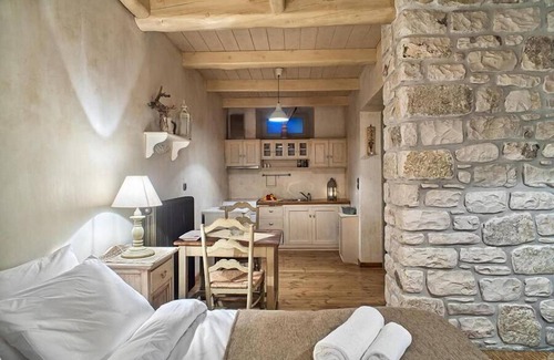 Aristi Hotel | Artsistas Houses