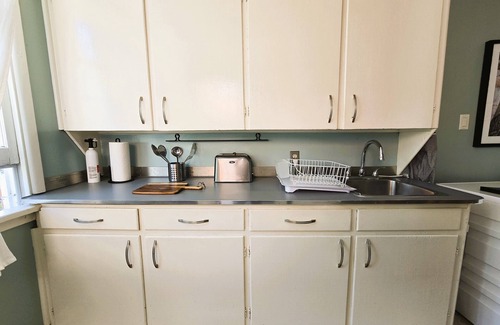 Peterborough Apartment | Artsy 2-bedroom century house apartment