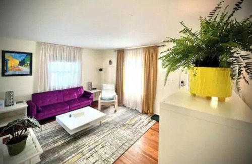 South Bend House | Artsy 2 bedroom-Free parking-Ideal for long stays