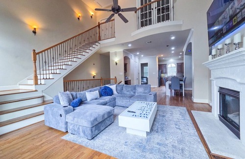 Woodlake - Briar Meadow House | Artsy 3-Story Townhouse w/Hot Tub - Perfect for Groups