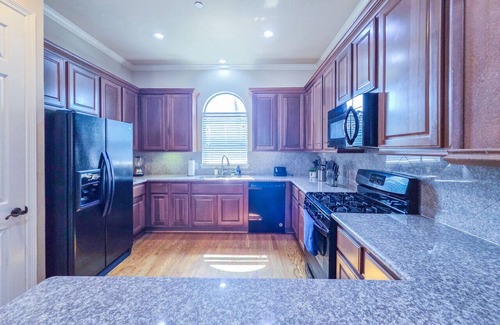 Woodlake - Briar Meadow House | Artsy 3-Story Townhouse w/Hot Tub - Perfect for Groups