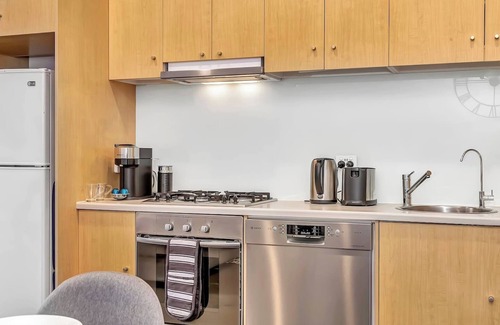 Adelaide Central Business District Apartment | Artsy at East End A Modern Inner city Retreat
