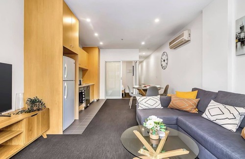 Adelaide Central Business District Apartment | Artsy at East End A Modern Inner city Retreat