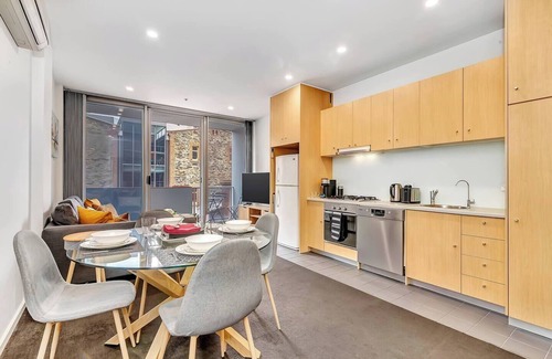 Adelaide Central Business District Apartment | Artsy at East End A Modern Inner city Retreat