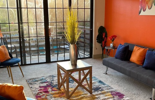Oak Cliff Apartment | Artsy Bishop Arts apartment /pool view *Pet friendly*