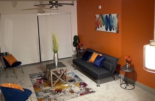 Oak Cliff Apartment | Artsy Bishop Arts apartment /pool view *Pet friendly*