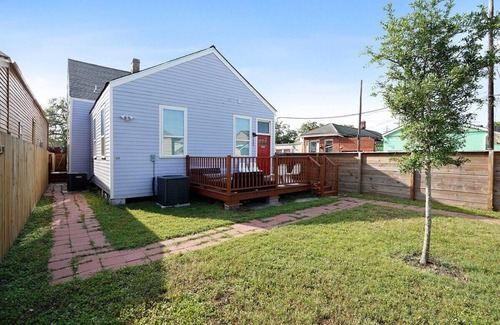Saint Claude House | Artsy Funky Central 3br Art House