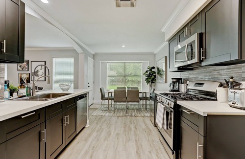Clodine House | Artsy Home, Mins to Bellaire & Galleria, Sleeps 9, Family Friendly
