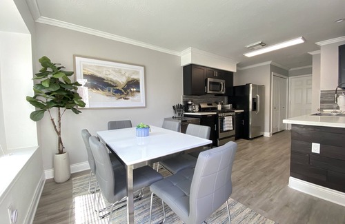 Clodine House | Artsy Home, Mins to Bellaire & Galleria, Sleeps 9, Family Friendly
